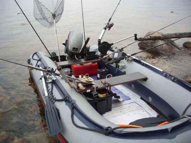 Троллинговая рыбалка для начинающих, техника ловли с лодки