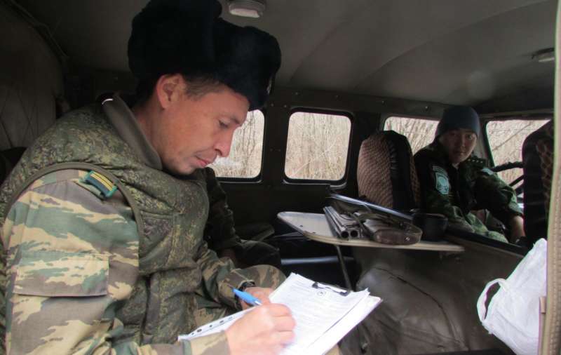Инспектор Якутии при заполнении бланков; нарушение рыболовного запрета в Якутии